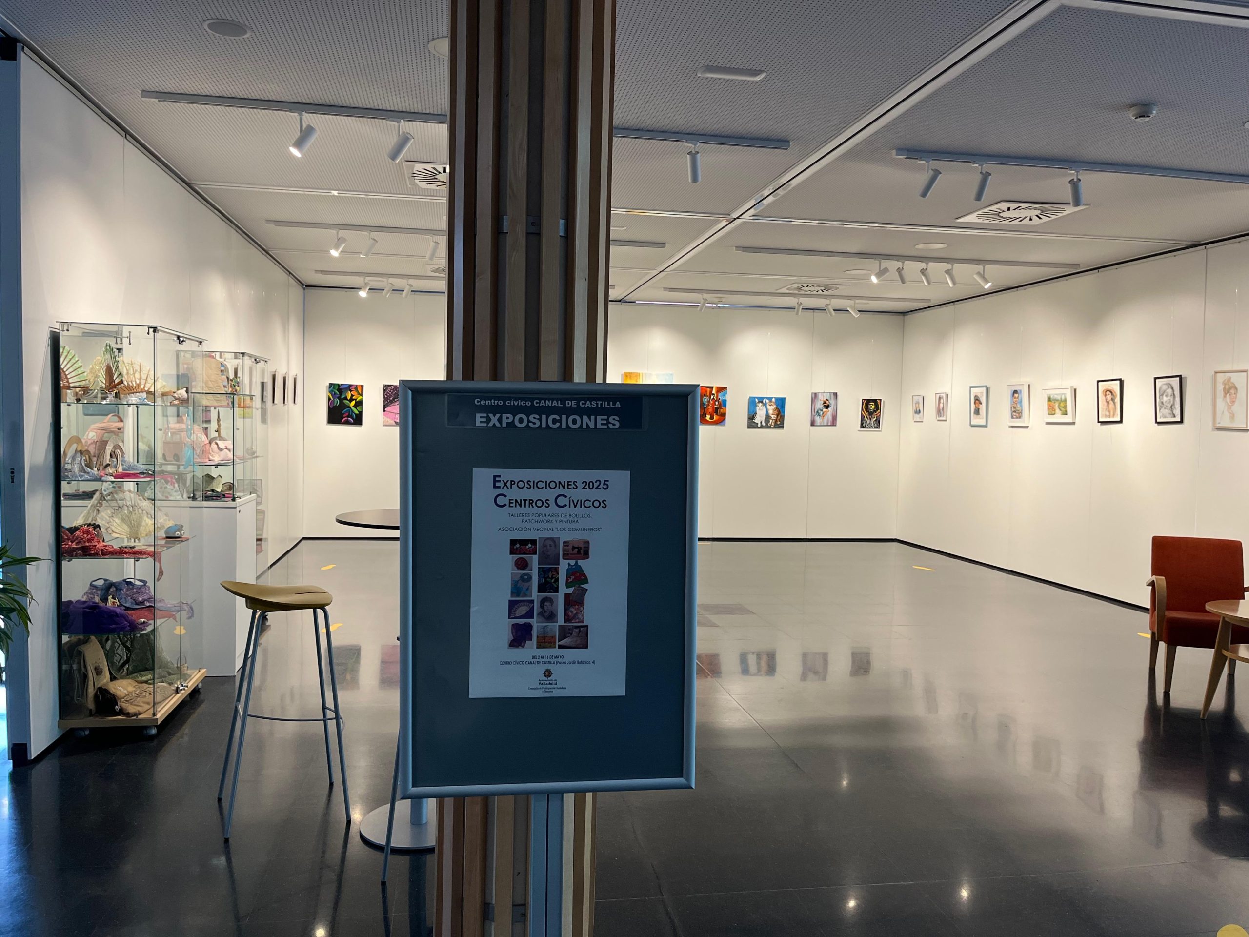 Exposición de talleres populares en el Centro Cívico Canal de Castilla.