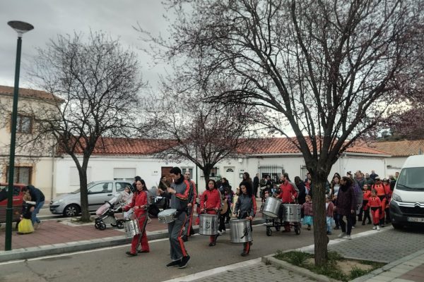 El carnaval del barrio Girón reúne a medio millar de participantes a pesar de la lluvia